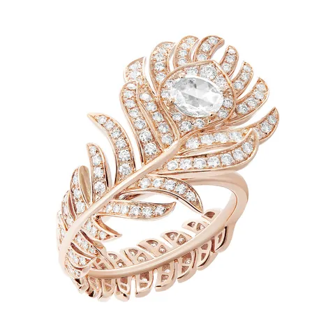 Plume de Paon small ring in rose gold: a diamond-paved peacock feather wrapping the finger, with a larger diamond as the eye, on a white ground.