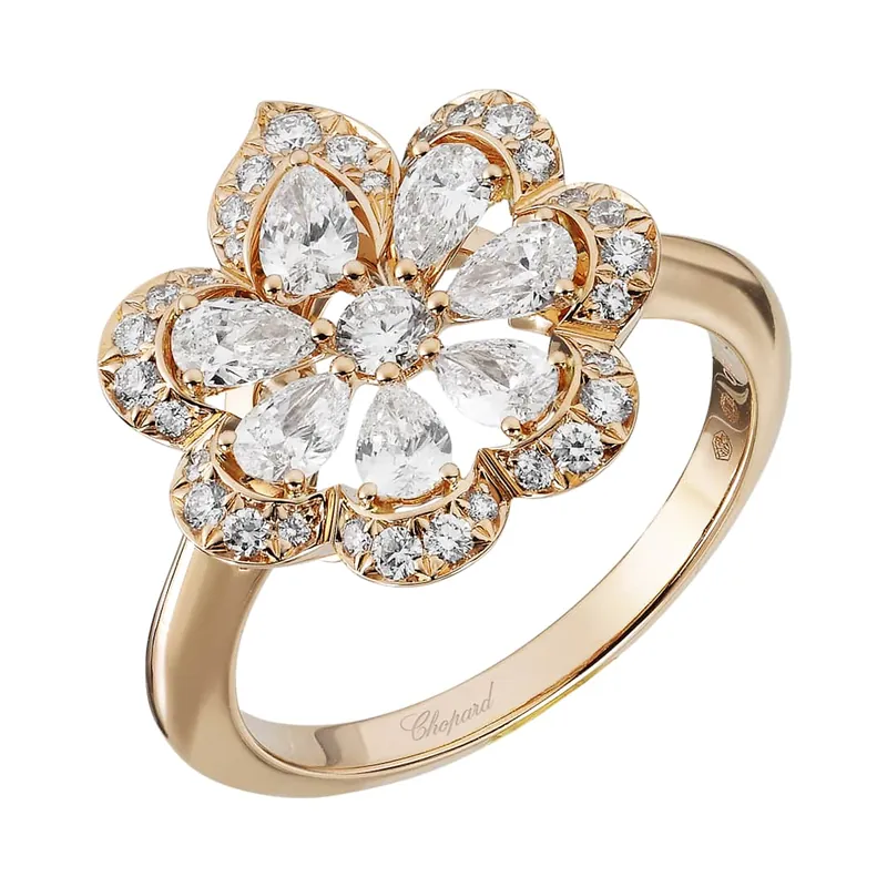Precious Lace Mini-Frou-Frou ring in rose gold: a scalloped lace flower of pear-cut and round diamonds, on a white ground.