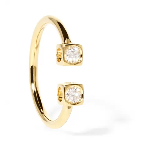 Le Cube Diamant open ring in yellow gold: two small open cubes, each holding a diamond, facing each other, on a white ground.