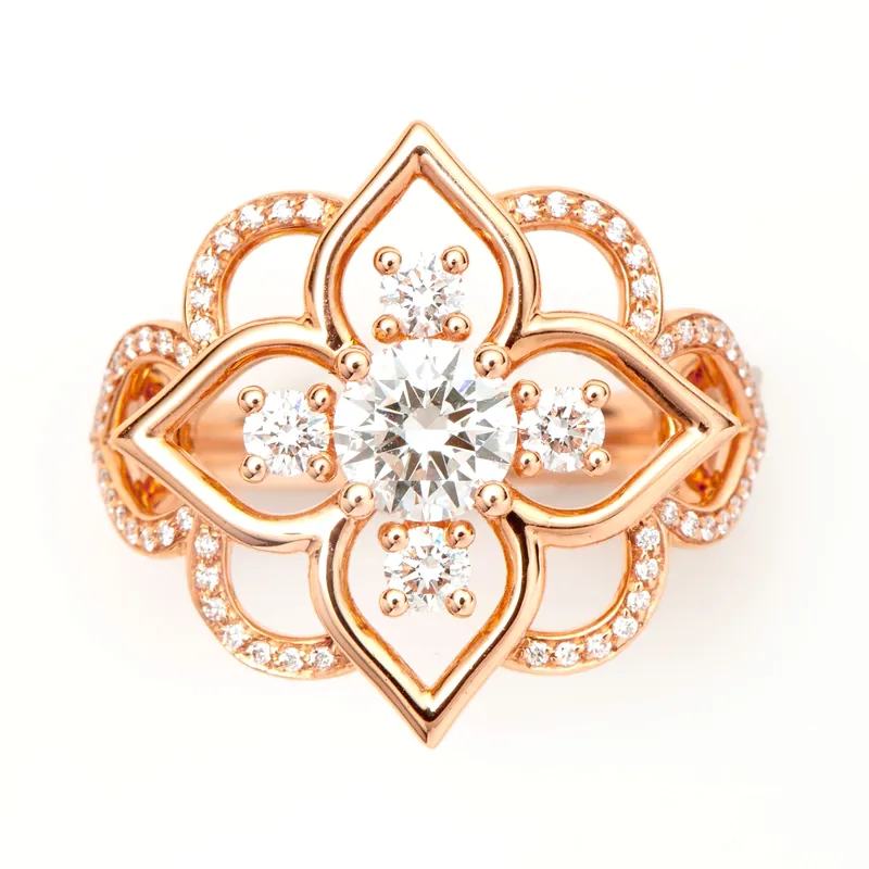 Giardino ring in rose gold: an openwork four-petalled flower with a lace-edged outline paved with diamonds and a round diamond at the centre, on a cream ground