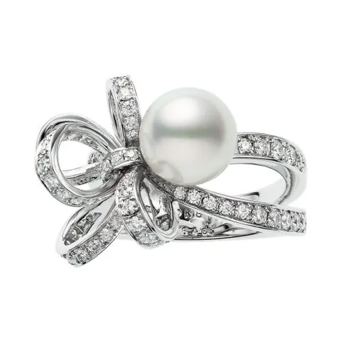 Jeux de Rubans ring: a white Akoya pearl beside a looped ribbon of diamond-set white gold