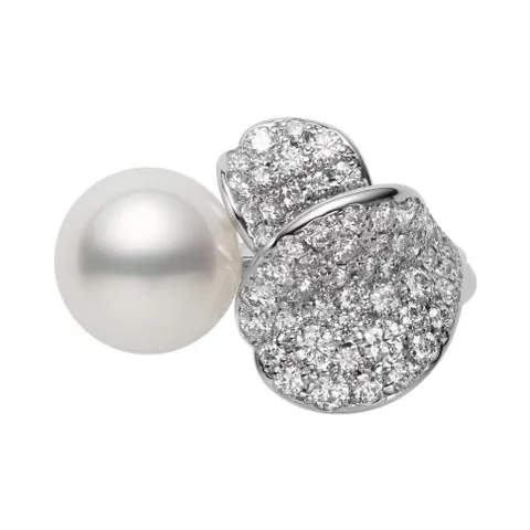 Les Pétales Place Vendôme ring: a white Akoya pearl beside two curved petals paved with diamonds in white gold