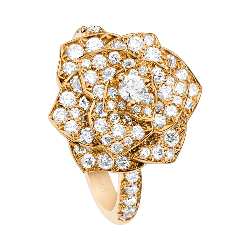 Piaget Rose ring in rose gold: a full-blown rose whose petals are paved with diamonds, on a transparent ground.