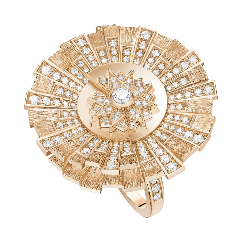 Piaget Sunlight ring in rose gold: a disc of engraved gold rays edged with diamonds around a diamond-set centre, on a transparent ground.