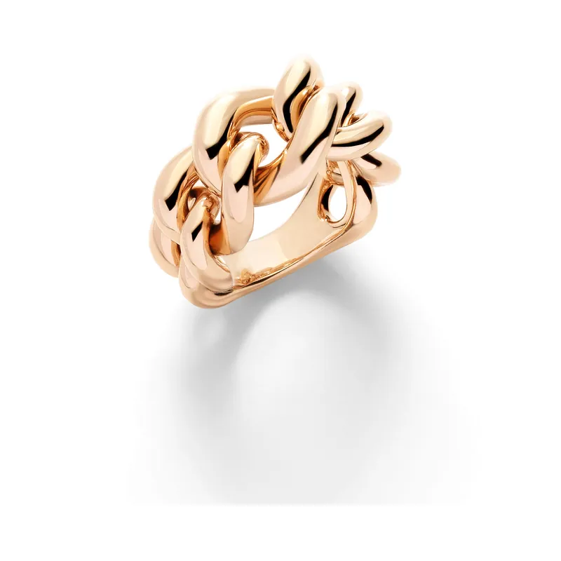 Catene ring: large polished rose-gold gourmette links mounted on a solid band, on a pale grey ground.